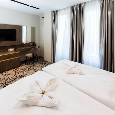 Szatmari & Etterem מלון 3*