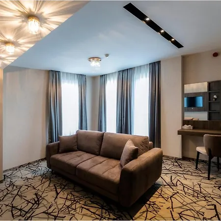 Szatmari & Etterem מלון